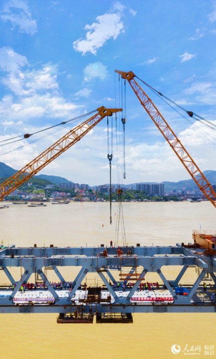 连通仓山区和滨海新城 福州道庆洲过江通道跨江主桥合龙 余杉芳摄
