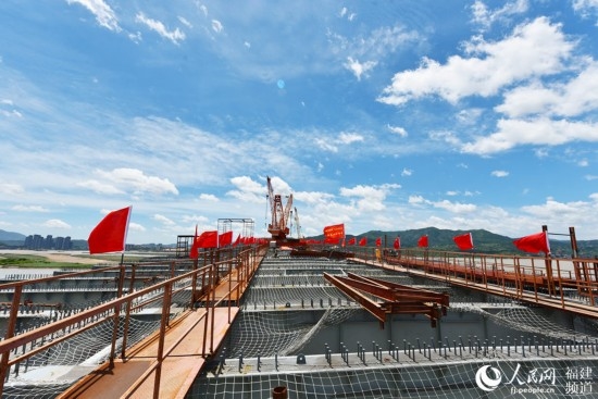 连通仓山区和滨海新城 福州道庆洲过江通道跨江主桥合龙 余杉芳摄
