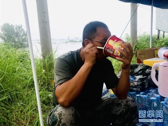 （防汛抗洪·一线人物·图文互动）（1）万家灯火明 坝上有神兵——安徽宿松长江大堤上的“守护者联盟”群像